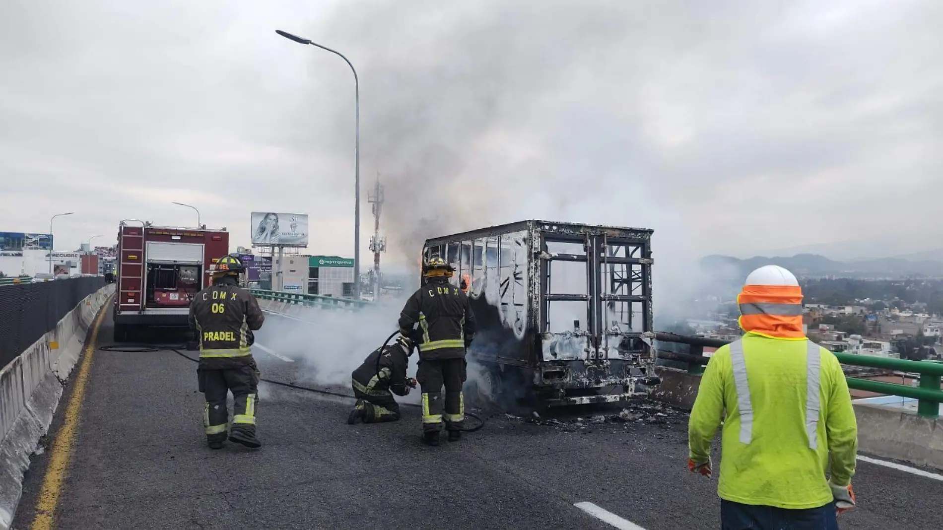 Camioneta en llamas